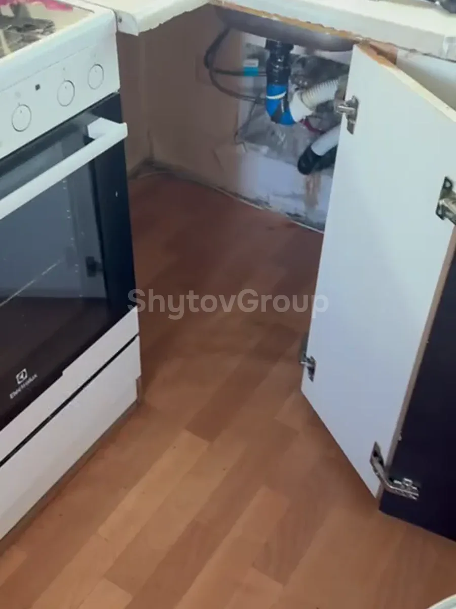 Шафа під мийкою, відкрита до сифона — виконано майстром ShytovGroup