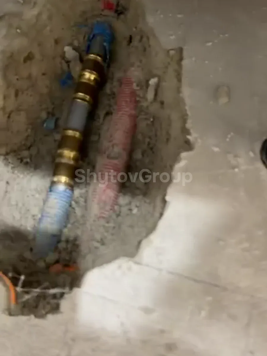 Труба в штробі підлоги: латунні зʼєднання — виконано майстром ShytovGroup